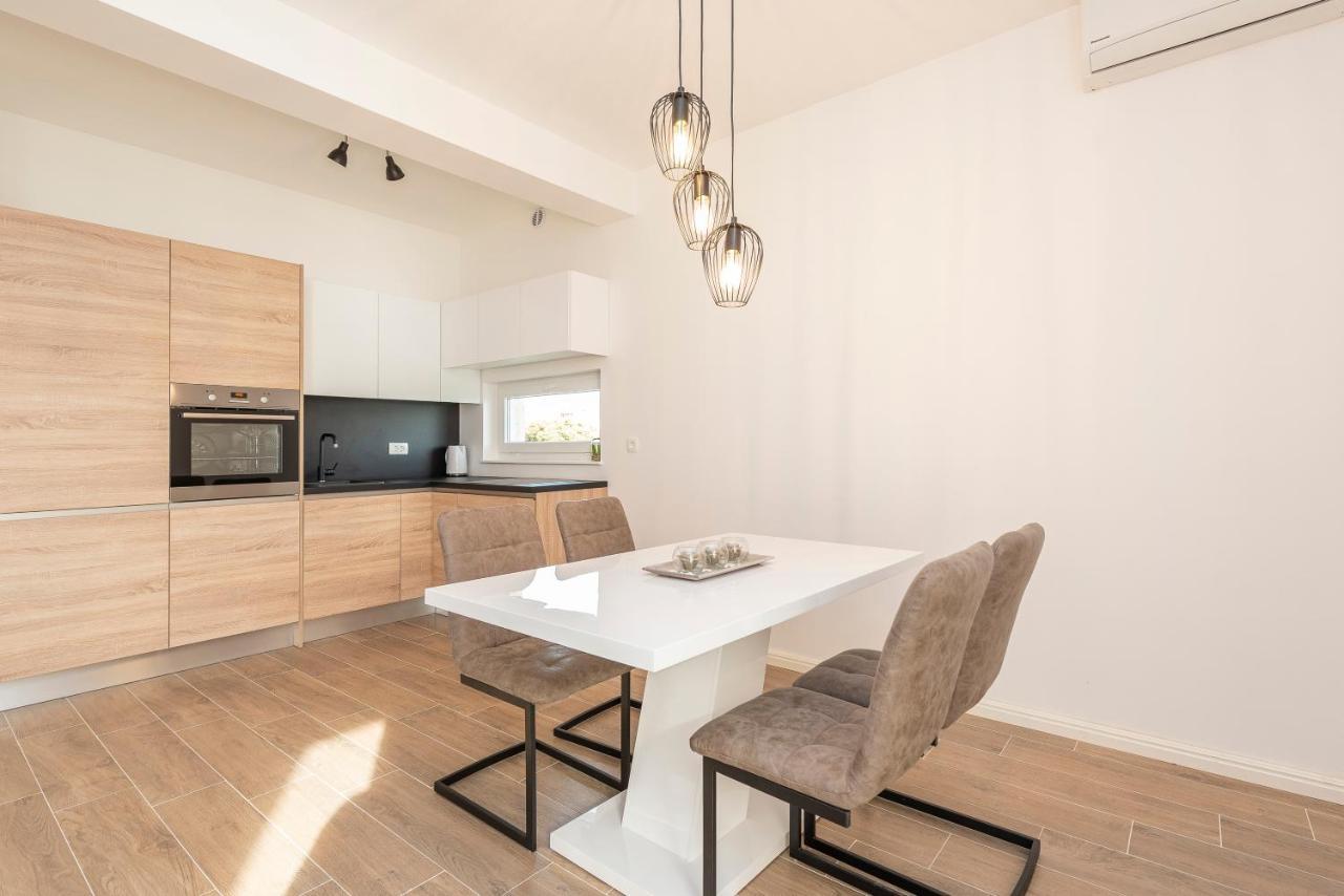 Villa Eni Apartments 2 Мандре Экстерьер фото
