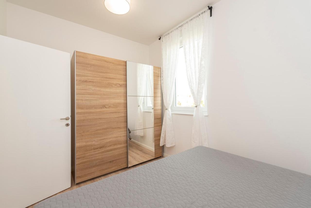 Villa Eni Apartments 2 Мандре Экстерьер фото