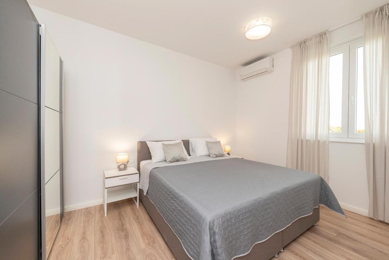 Villa Eni Apartments 2 Мандре Экстерьер фото